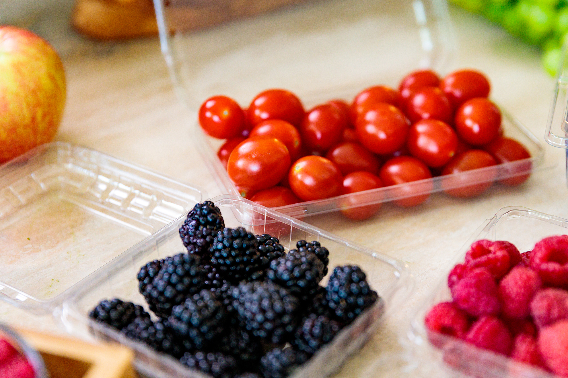 Frutas en recipientes de concha