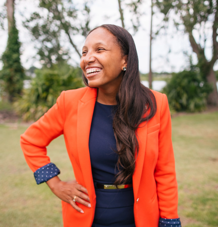 Mujer con blazer naranja