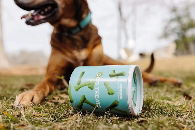 golosinas para perros GreenCan con perros