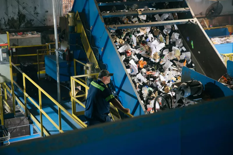 Trabajador en una planta de reciclaje